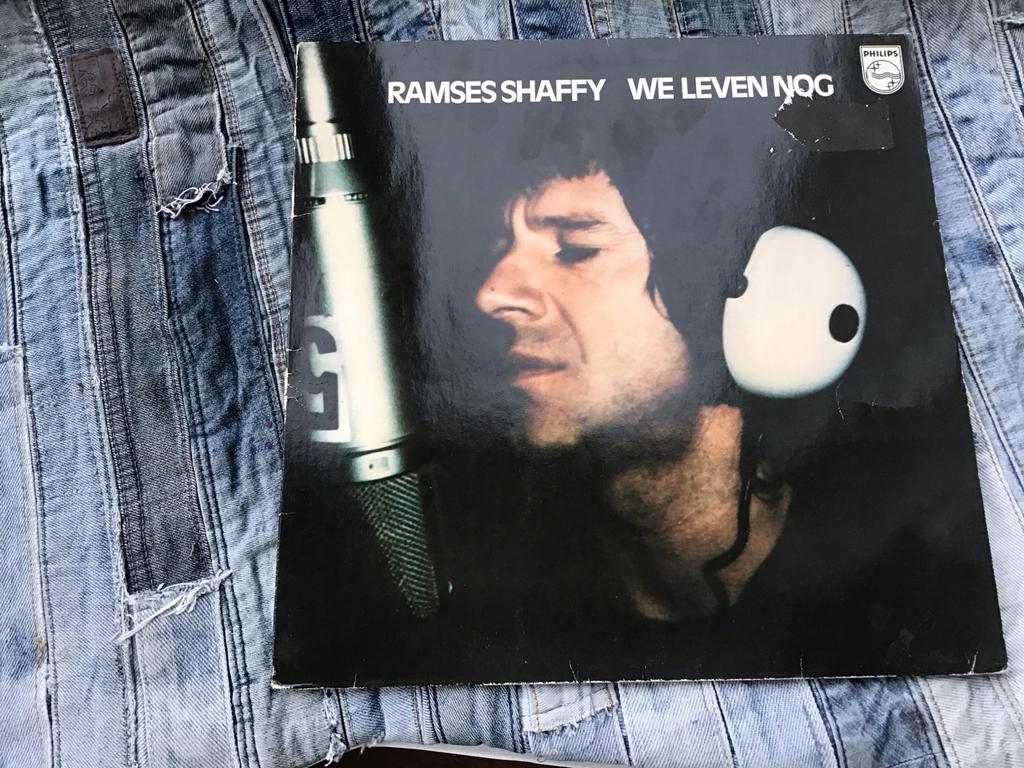 Ramses Shaffy - We Leven Nog (LP, Vinyl), Cd's en Dvd's, Vinyl | Nederlandstalig, Gebruikt, Levenslied of Smartlap, 12 inch, Ophalen of Verzenden