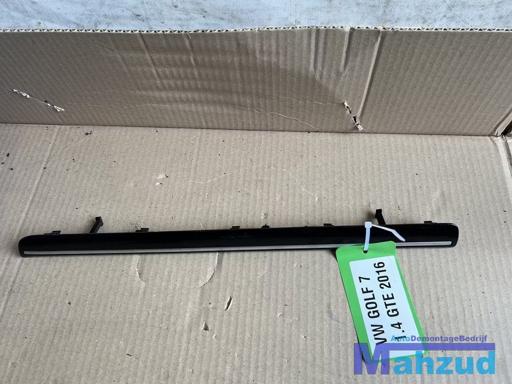 VW GOLF 7 Dashboard sier strip 2012-2021, Gebruikt, Volkswagen, Volkswagen AG, Berliner Ring 2
38440  Wolfsburg, DE