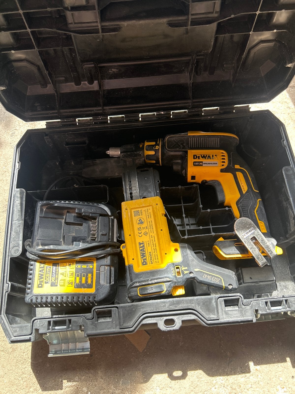 Dewalt Schroefautomaat met Accu en Lader, Gebruikt, Variabele snelheid, Ophalen of Verzenden, Boor- en Schroefmachine