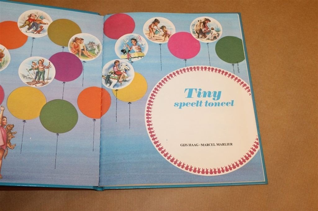 Tiny Speelt Toneel — Vintage Kinderboek 1976, Ophalen of Verzenden, Gelezen