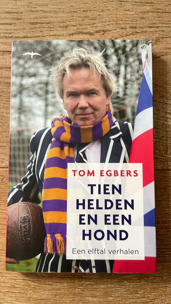 Tom Egbers - Tien helden en een hond, Ophalen of Verzenden, Zo goed als nieuw, Tom Egbers
