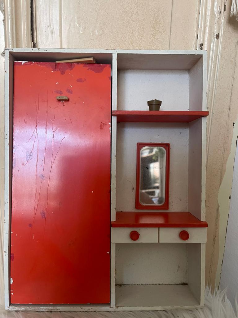 Vintage poppenmeubel met uiklapbaar bedje retro, Ophalen of Verzenden