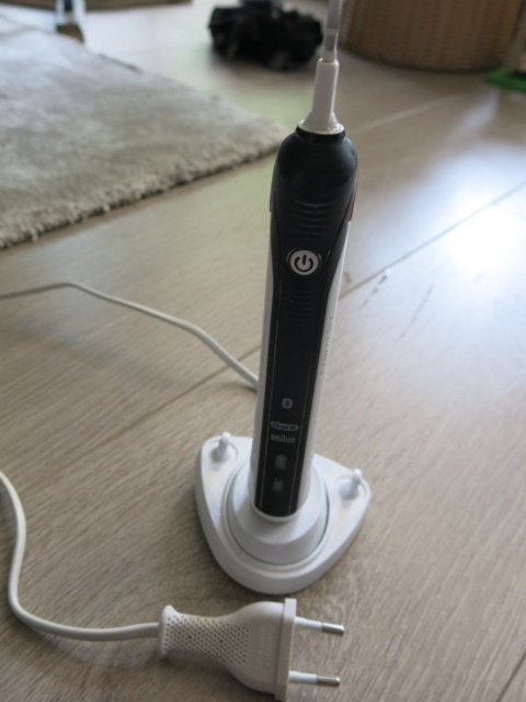 Braun tandenborstel + oplader, Witgoed en Apparatuur, Persoonlijke-verzorgingsapparatuur, Ophalen of Verzenden, Zo goed als nieuw