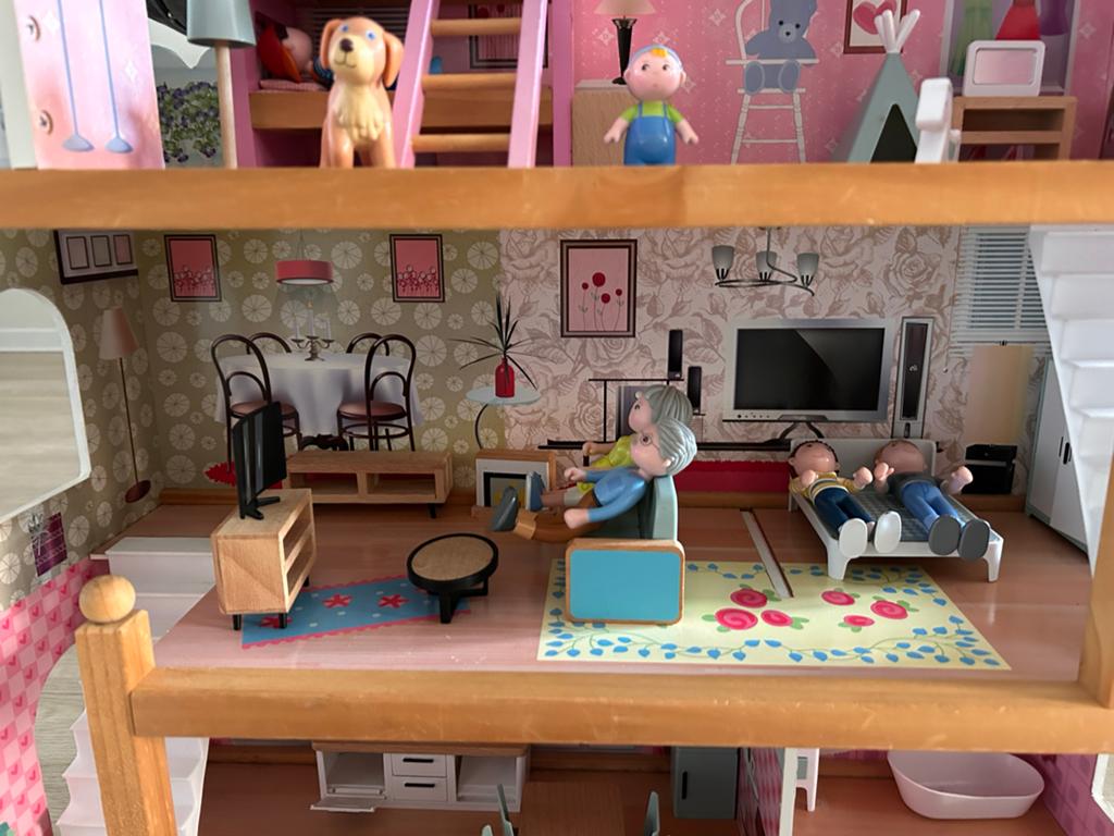 Mooi poppenhuis met meubels en buigbare poppetjes, Ophalen, Gebruikt, Poppenhuis