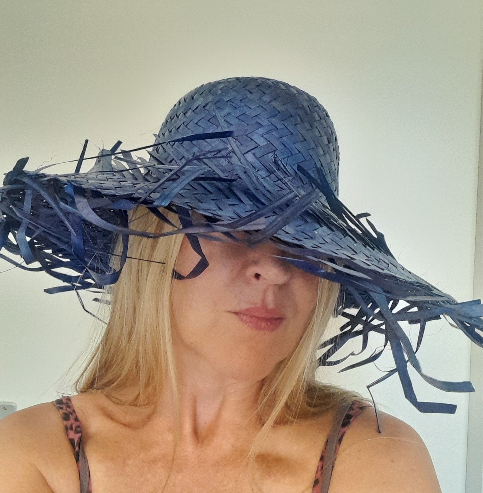 Blauwe rieten hoed met brede rand, Kleding | Dames, Hoeden en Petten, Ophalen of Verzenden