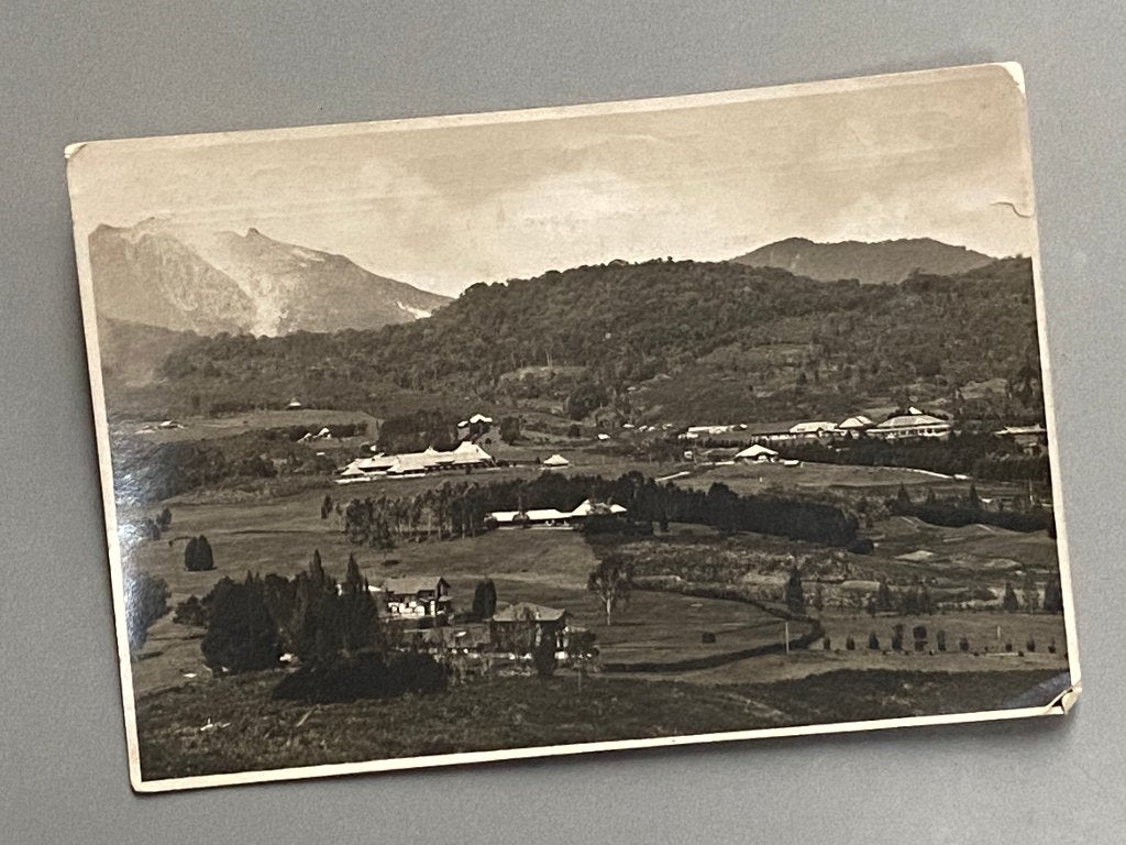 Oude foto van Grand Hotel Brastagi uit Nederlands Indië , Foto, Ophalen of Verzenden, Zo goed als nieuw, Voor 1940