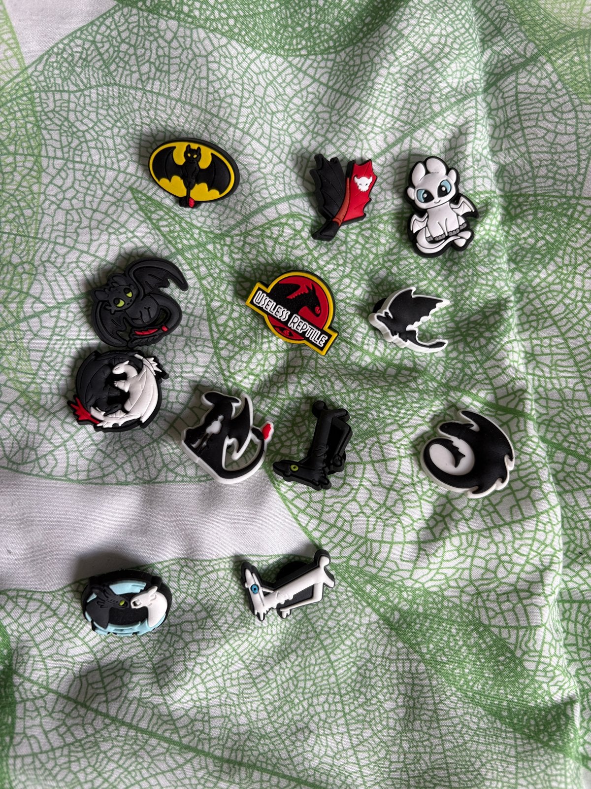 Crocs jibbit toothless, Ophalen of Verzenden, Zo goed als nieuw