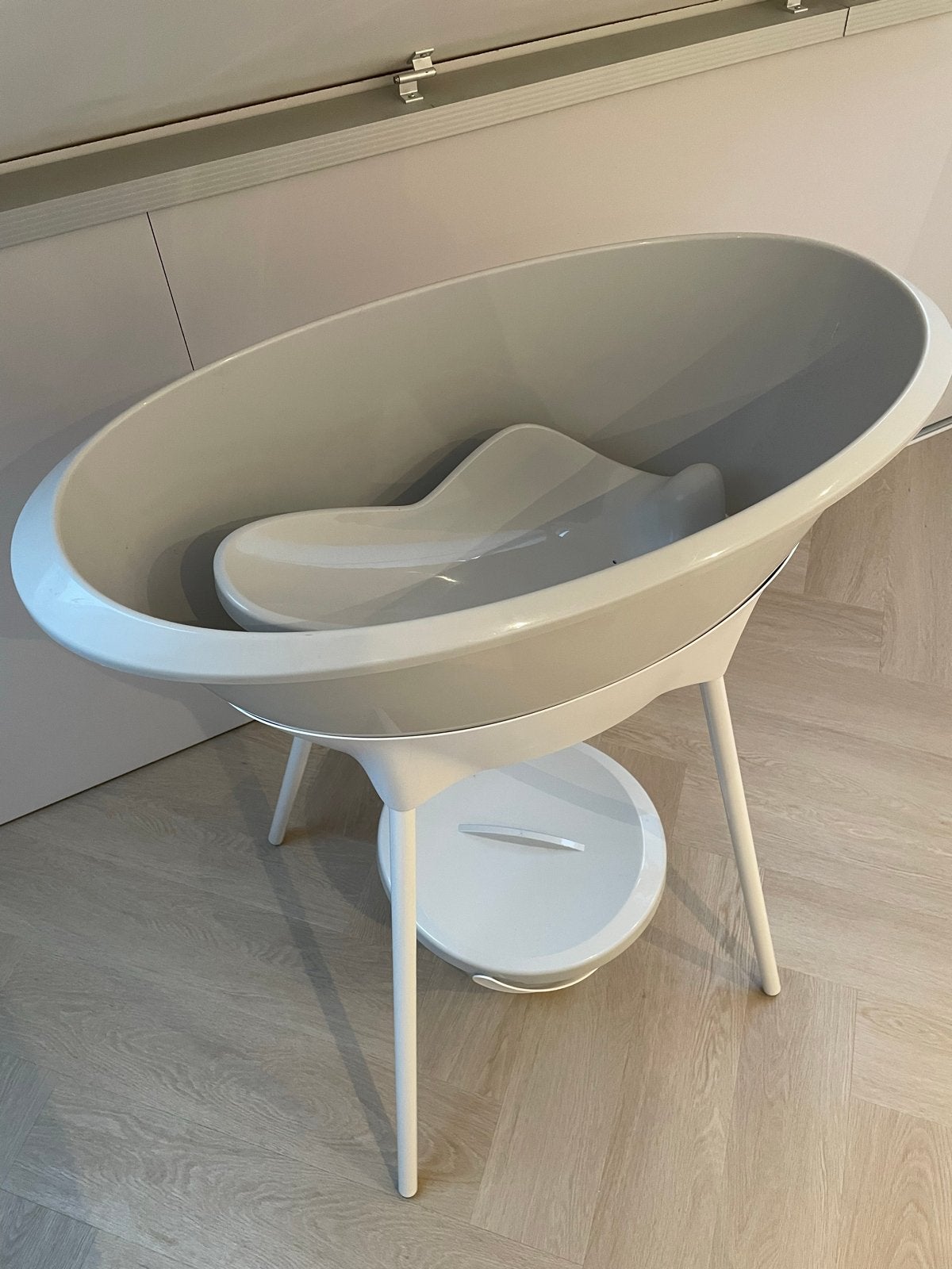 Luma babybadje met standaard en badzitje - baby badje, Kinderen en Baby's, Badjes en Verzorging, Zo goed als nieuw, Badje, Standaard