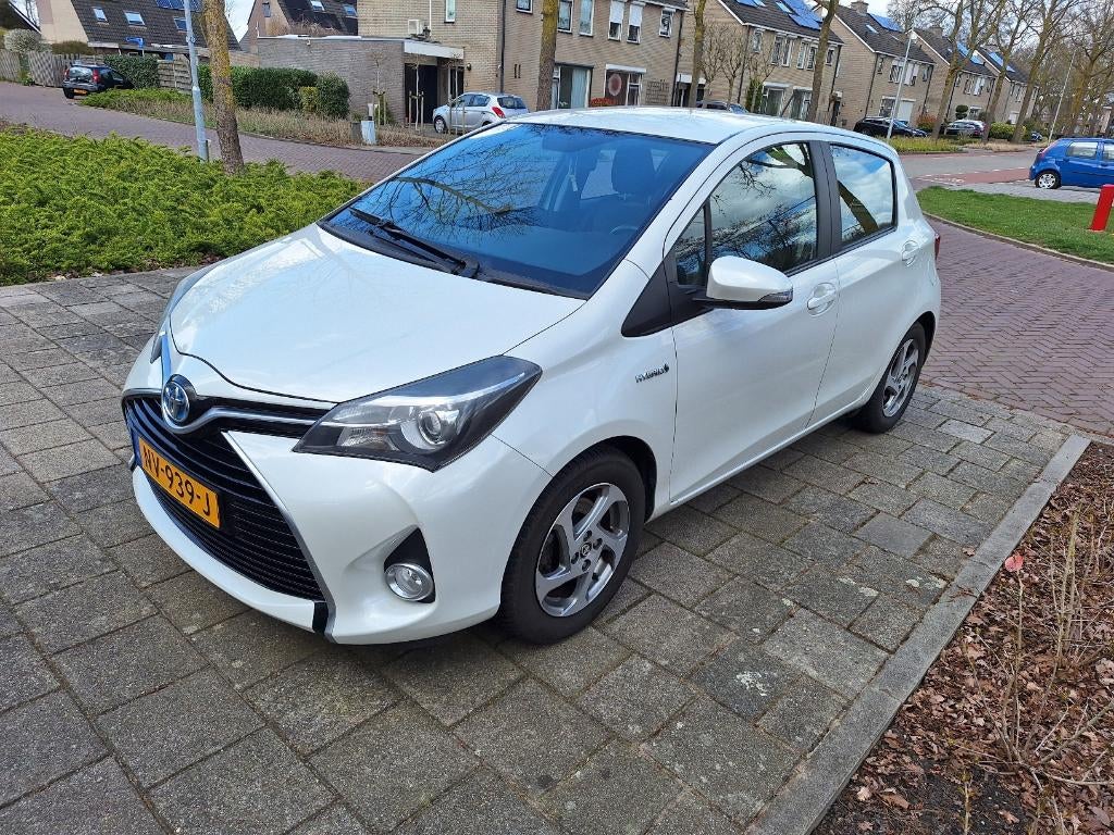 Toyota Yaris 1.5 HSD 55KW 5DRS 2015 Wit, 74 pk, 4 cilinders, Start-stop-systeem, Dealer onderhouden