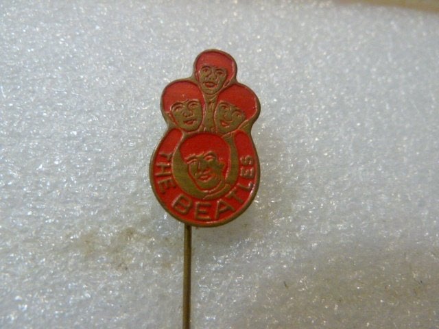 Vintage The Beatles Speldje - Rood/Goud, Verzamelen, Ophalen of Verzenden, Gebruikt, Overige onderwerpen, Speldje of Pin