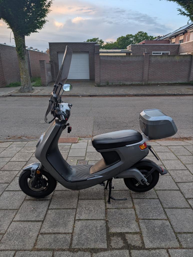 Niu elektrische scooter met topkoffer en windscherm, Ophalen, Maximaal 45 km/u, Elektrisch, Gebruikt