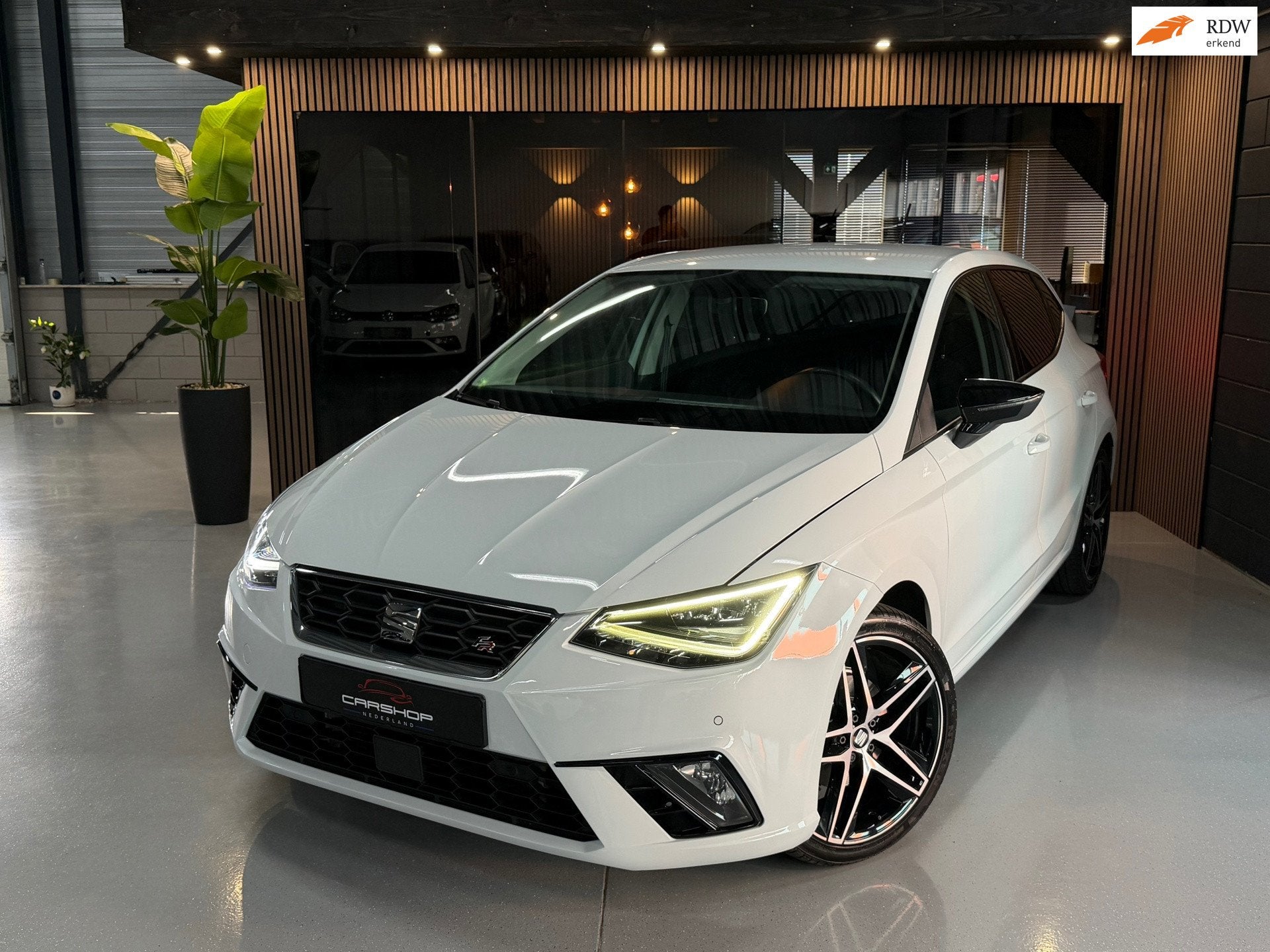 SEAT Ibiza 1.0 TSI 115PK FR Business CRUISE/KEYLESS/CAMERA, Voorwielaandrijving, Stof, Gebruikt, Zwart