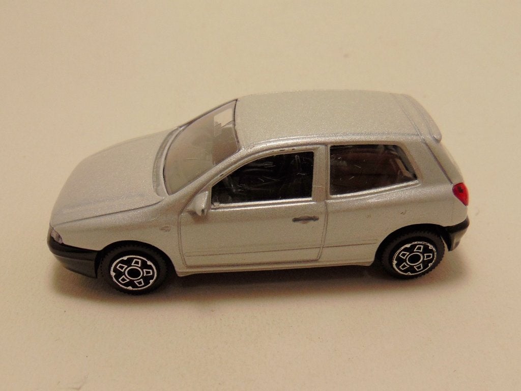 Fiat Bravo 1:43 Bburago zilverkleurig, Hobby en Vrije tijd, Modelauto's | 1:43, Ophalen of Verzenden, Auto, Overige merken