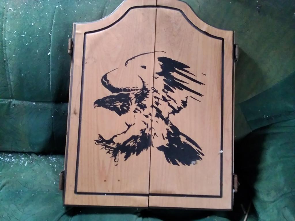 Dartbord met houten kast en adelaar design, Sport en Fitness, Darts, Ophalen of Verzenden, Gebruikt, Dartbord