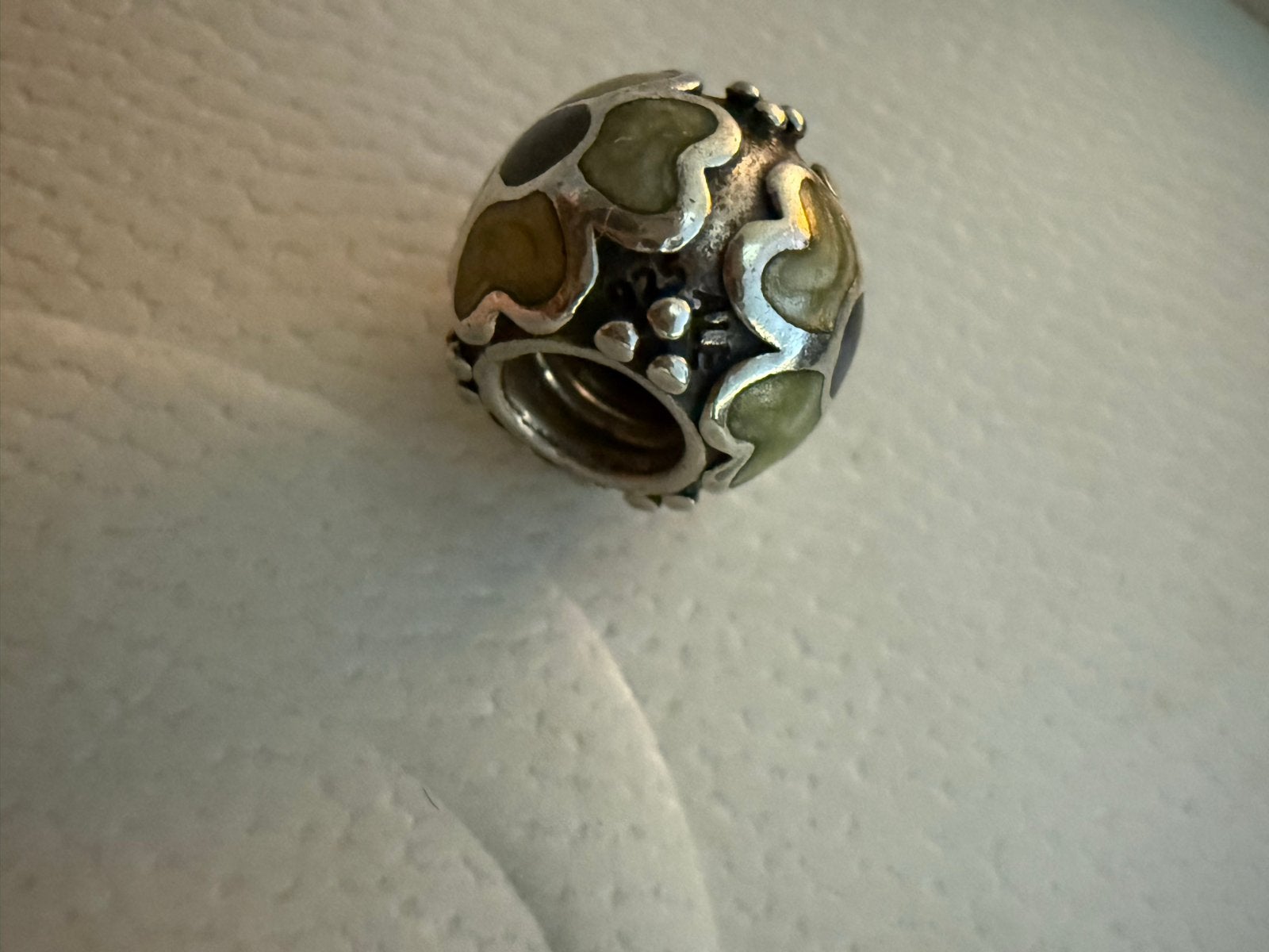 Pandora bedel met groen/grijze emaille details, Gebruikt, Pandora, Ophalen of Verzenden, 1 bedel