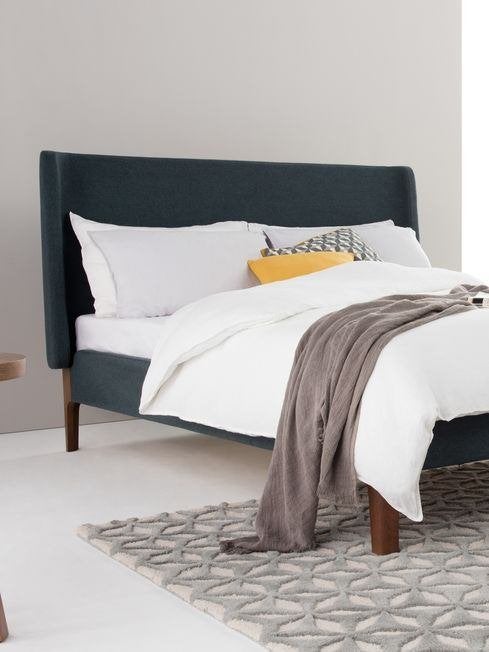 Mooi blauw bed met warme bruine houten poten, Ophalen, Gebruikt, Blauw, 140 cm