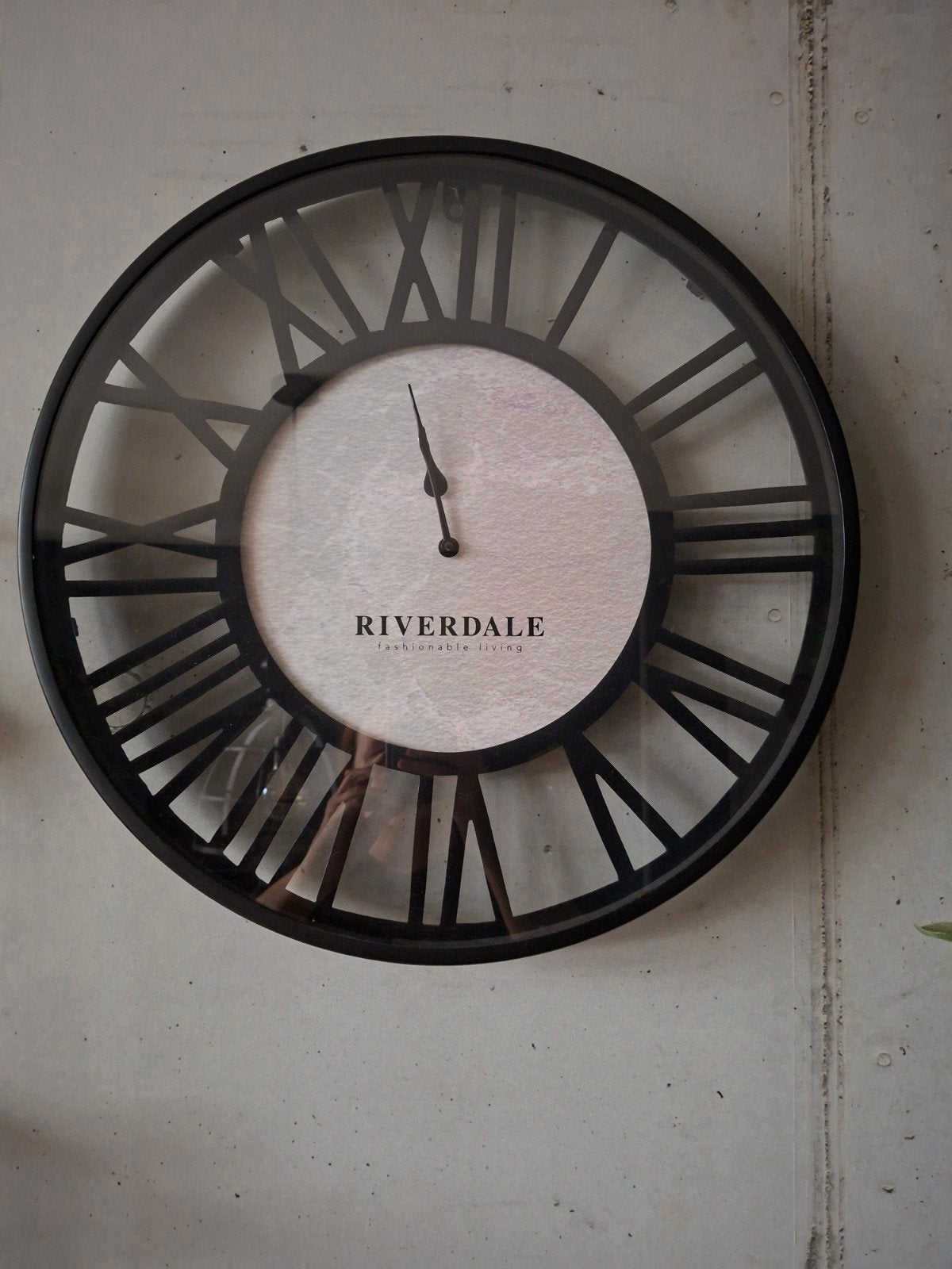 Riverdale Wandklok - Zwart, Modern Design, Huis en Inrichting, Ophalen of Verzenden, Zo goed als nieuw, Wandklok