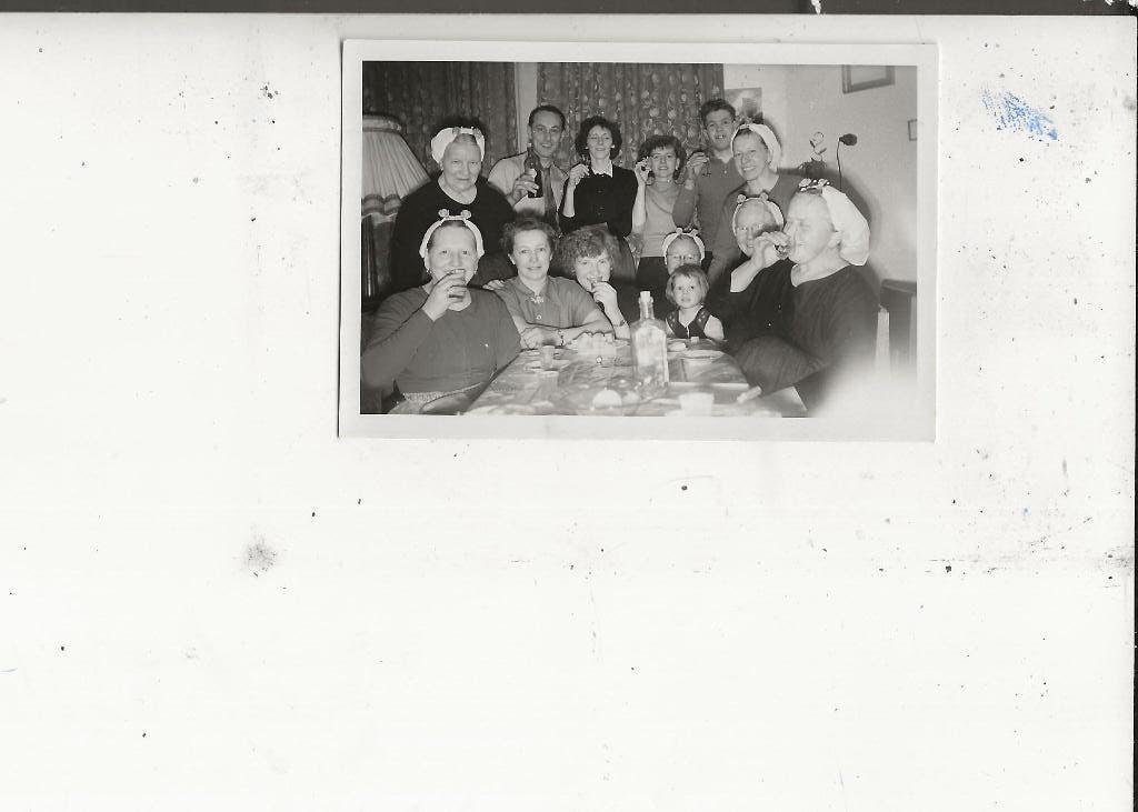 Scheveningen Schev vrouwen om de tafel met een neut Foto, Ophalen of Verzenden, 1940 tot 1960, Ongelopen, Zuid-Holland