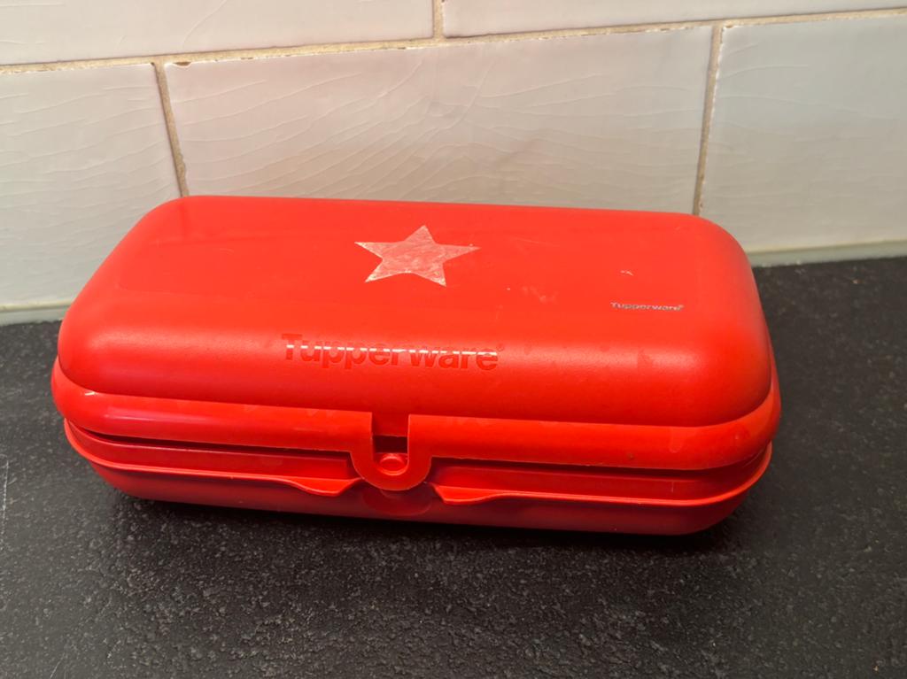 Tupperware clipdoos lunchdoos lunchtrommel smartclip rood, Huis en Inrichting, Ophalen of Verzenden, Zo goed als nieuw, Rood, Bus of Trommel