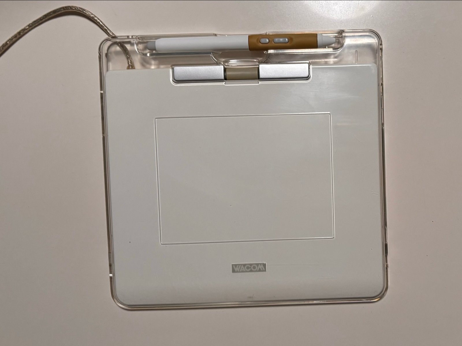 Wacom CTE-440 (White) tekentablet met pen, Computers en Software, Tekentablets, Ophalen of Verzenden, Zo goed als nieuw, Bedraad