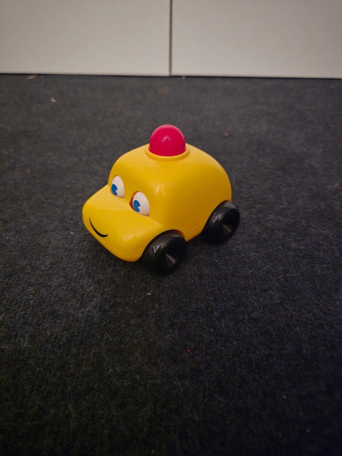 Geel speelgoedautootje met rode knop, Ophalen of Verzenden, Zo goed als nieuw