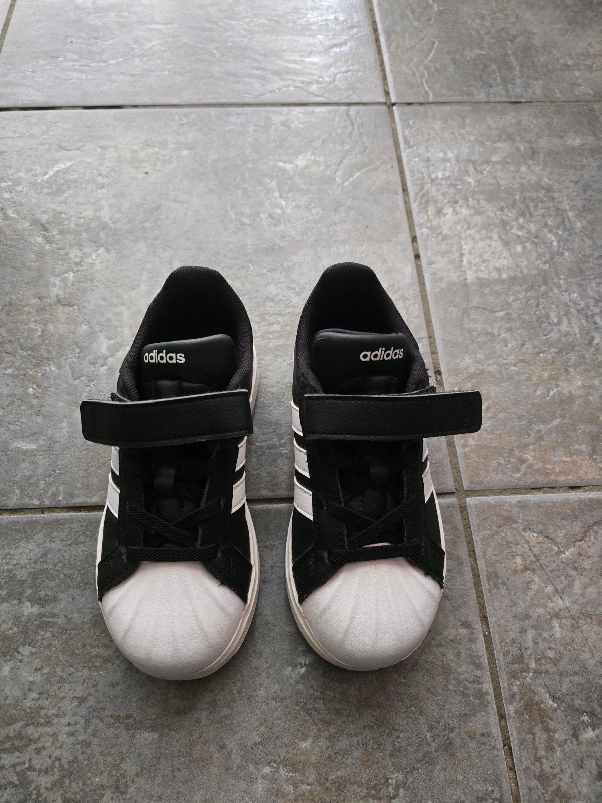 Adidas  kinderschoenen - Zwart/Wit - Maat 30, Kinderen en Baby's, Adidas, Gebruikt, Jongen of Meisje, Schoenen