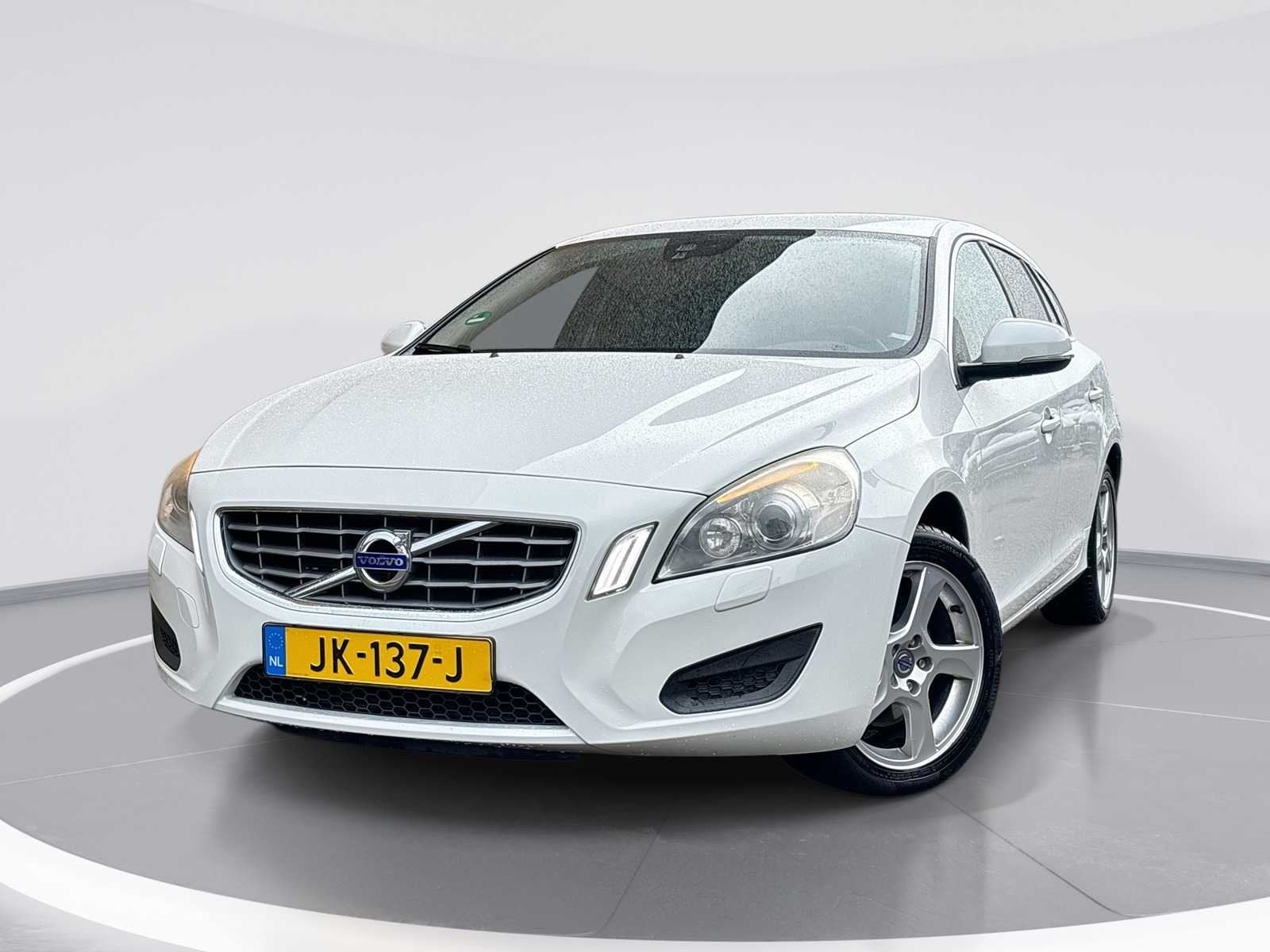 Volvo V60 1.6 T4 Momentum | JK-137-J, Euro 5, Gebruikt, 4 cilinders, Wit
