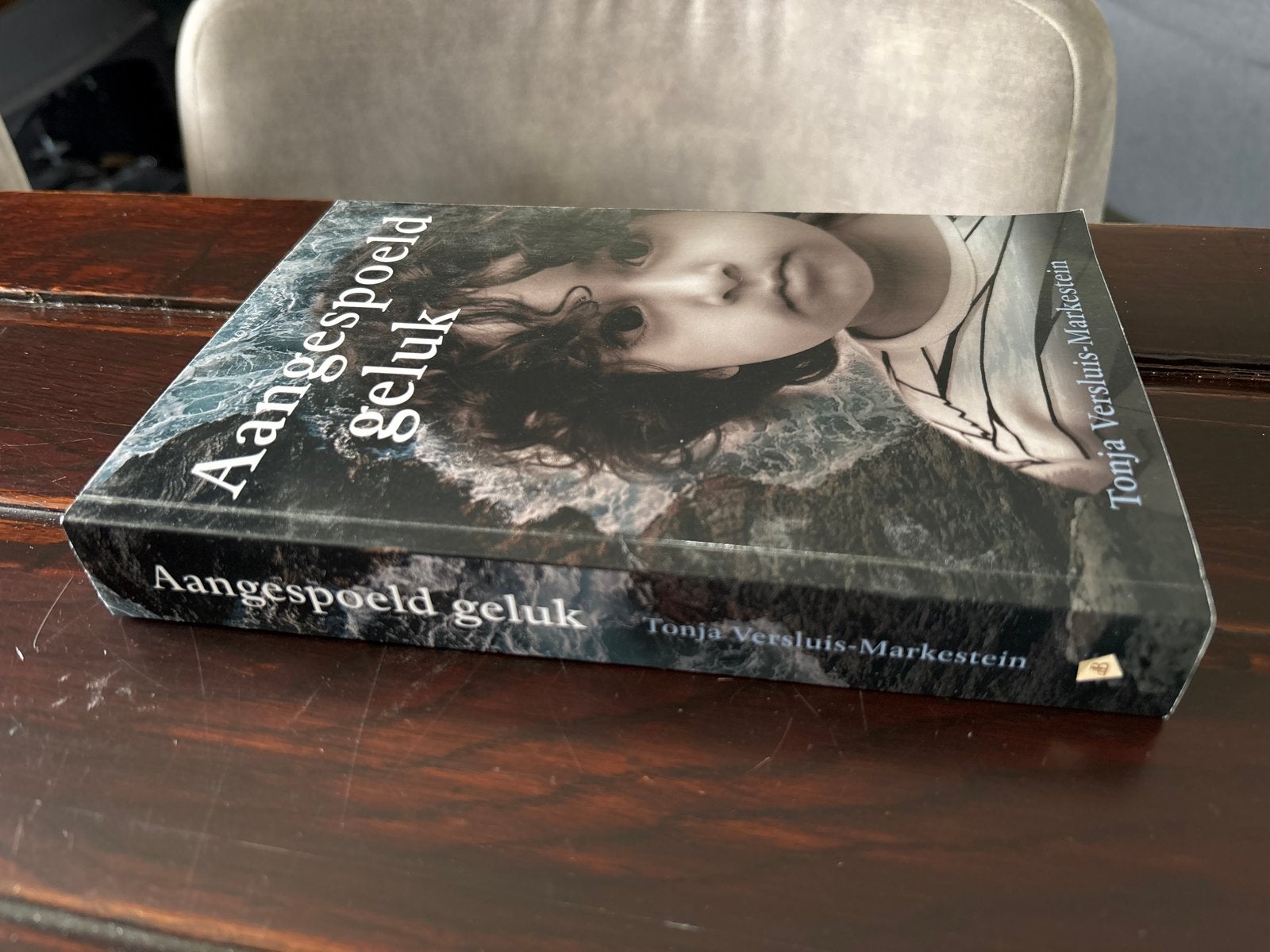 Aangespoeld geluk - Tonja Versluis-Markestein, Boeken, Ophalen of Verzenden, Zo goed als nieuw, Nederland