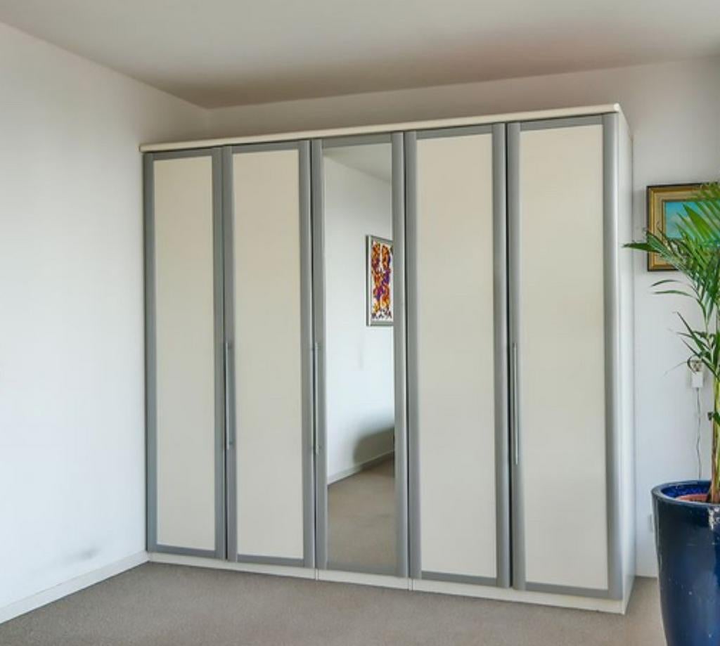 Kast kledingkast, Ophalen