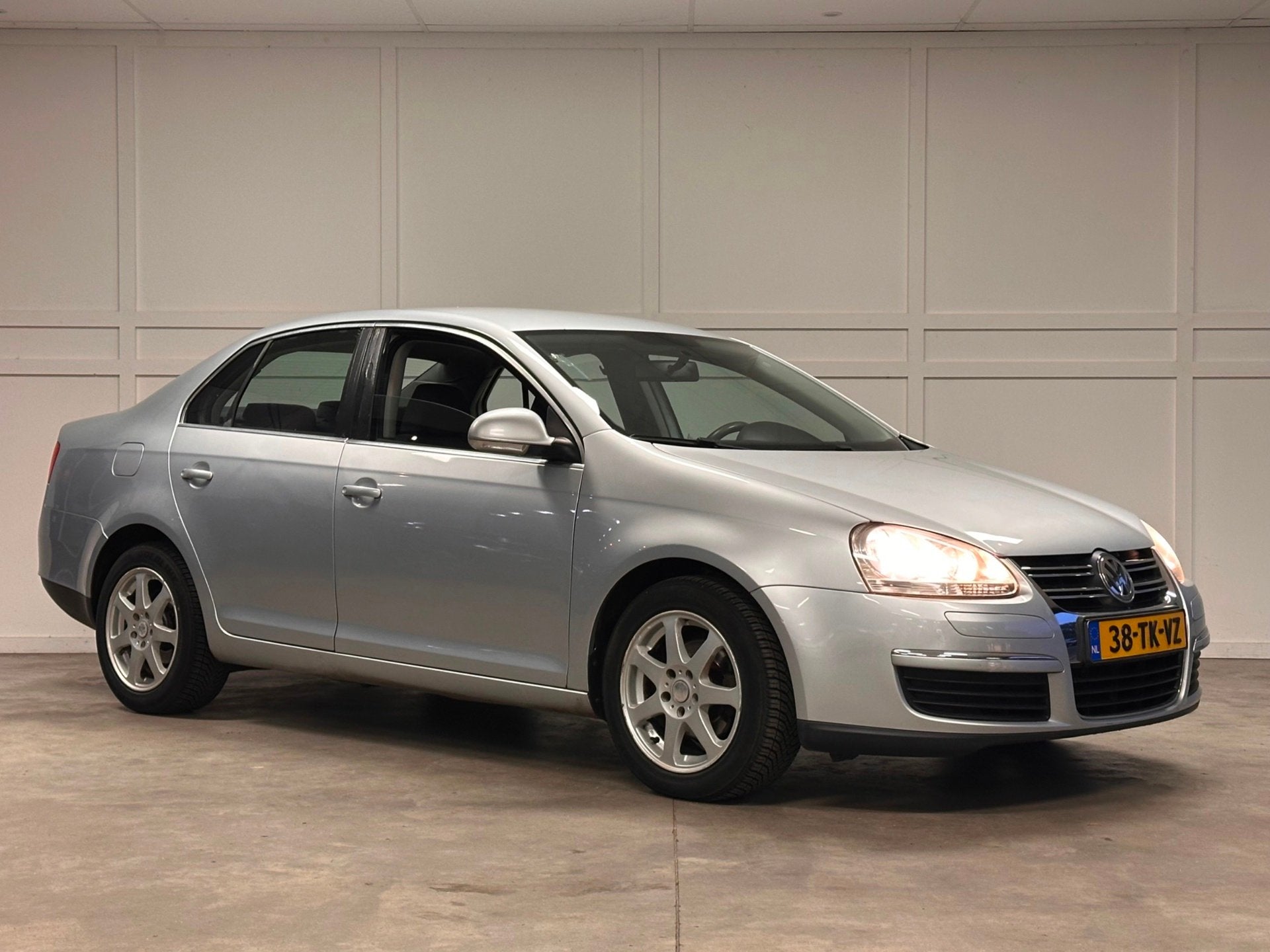 Volkswagen Jetta 1.6 FSI 11-2006 Comfortline, Voorwielaandrijving, Gebruikt, 4 cilinders, 1246 kg
