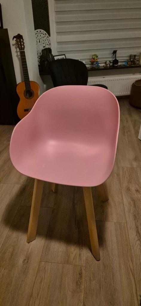Roze kuipstoel met houten poten - uitstekende staat, Huis en Inrichting, Stoelen, Ophalen