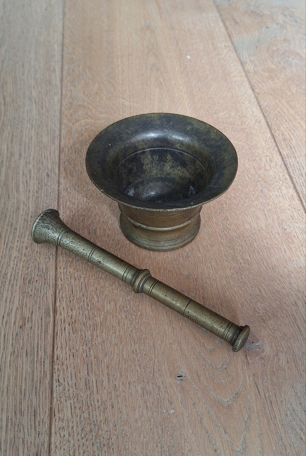 Antieke bronzen vijzel met stamper., Ophalen of Verzenden, Brons