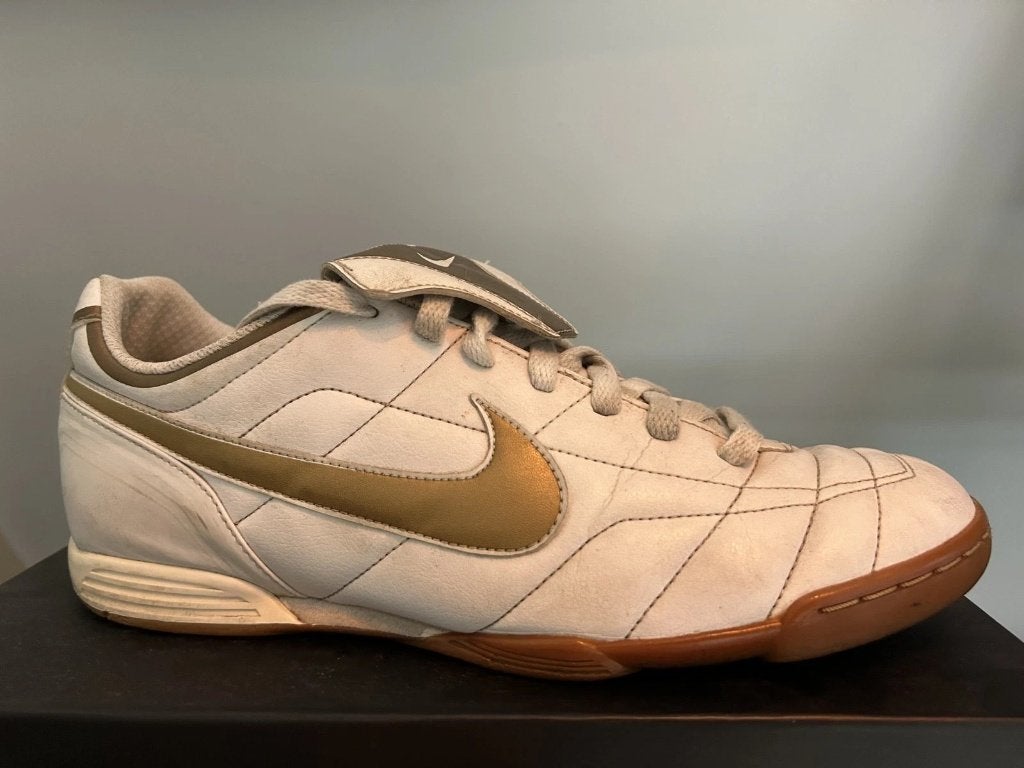 nike tiempo indoor black r10 ronaldinho gold soccer maat 45, Gebruikt, Maat XS of kleiner, Schoenen, Ophalen of Verzenden
