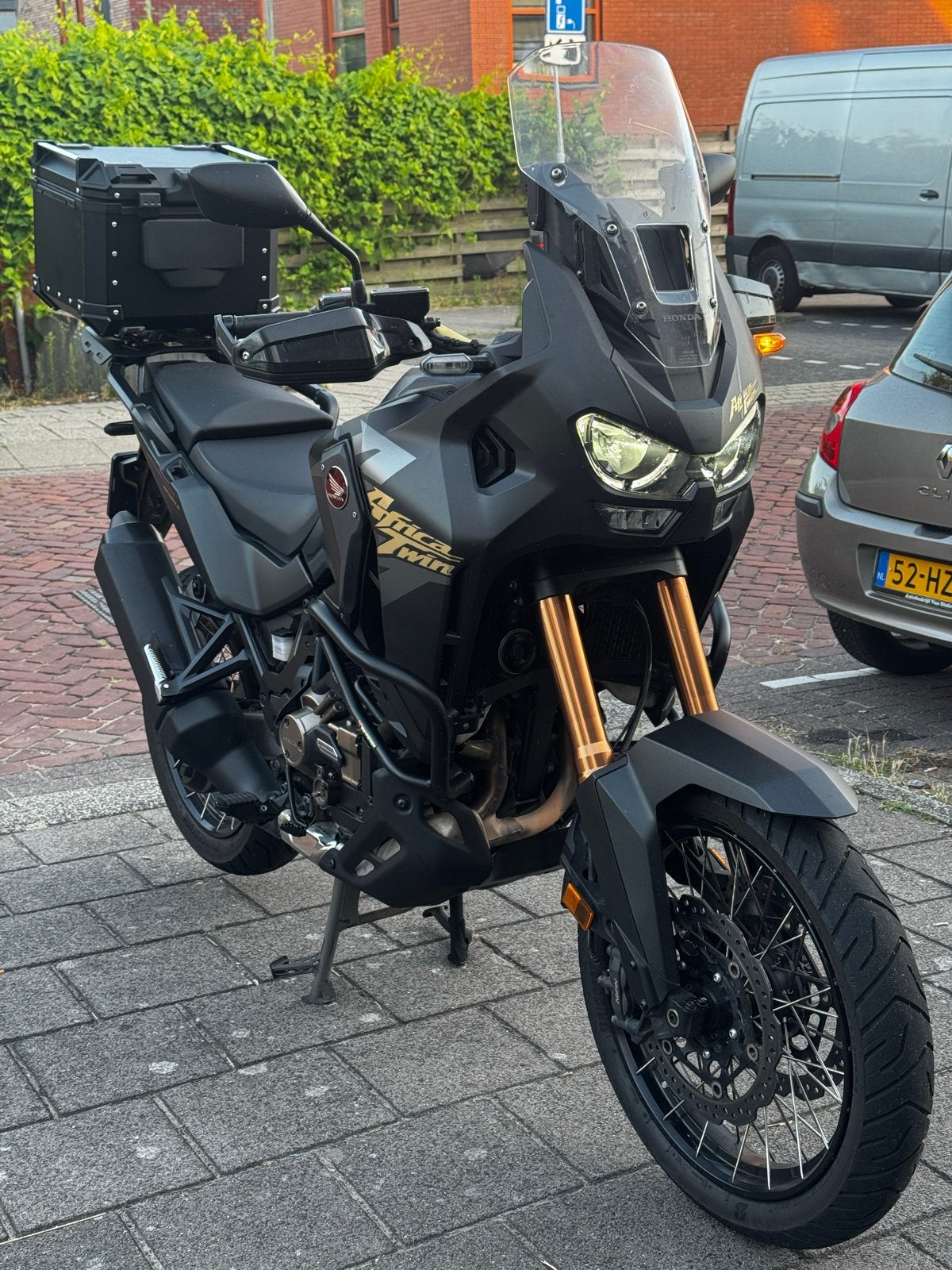 Honda Africa Twin Adventure DCT 2024 Triple Black met koffer, Handvatverwarming, 2 cilinders, Occasion, Motorrijbewijs A