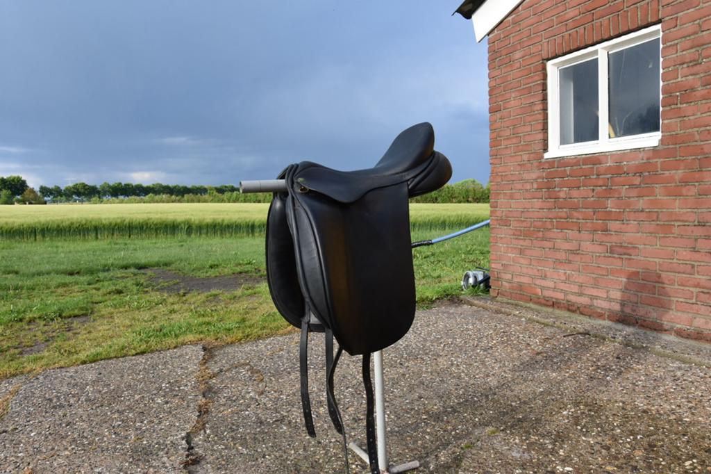Hulsebos dressuurzadel, Dieren en Toebehoren, Paarden en Pony's | Zadels, Ophalen of Verzenden, Gebruikt, Overige soorten