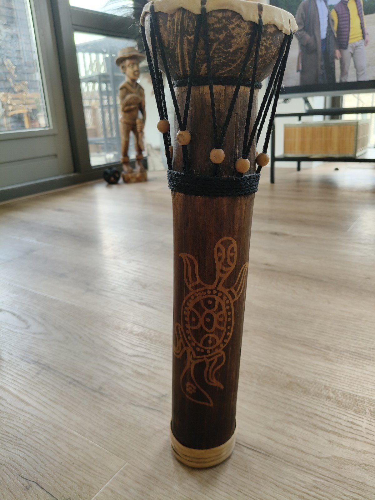 Decoratieve bamboe trommel met schildpadgravure, Muziek en Instrumenten, Ophalen of Verzenden, Gebruikt, Trommel