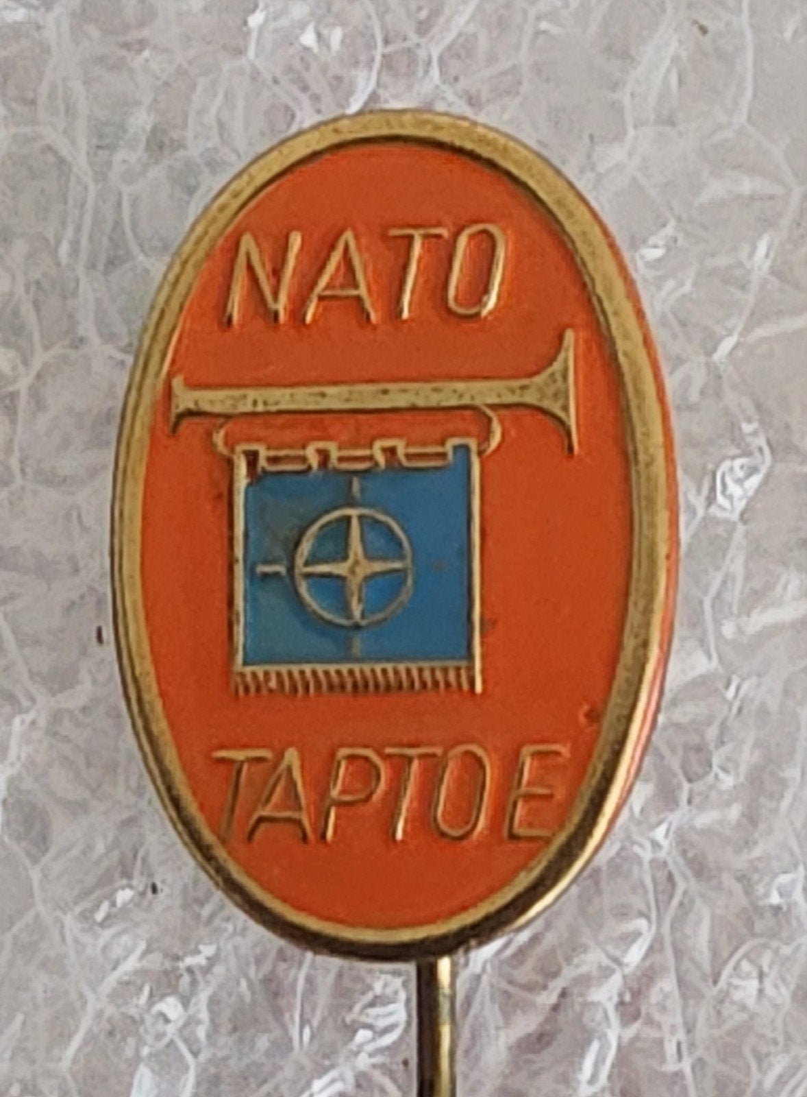 Vintage NATO Speldje - Oranje met Blauw Detail, Verzamelen, Ophalen of Verzenden, Zo goed als nieuw, Overige onderwerpen, Speldje of Pin