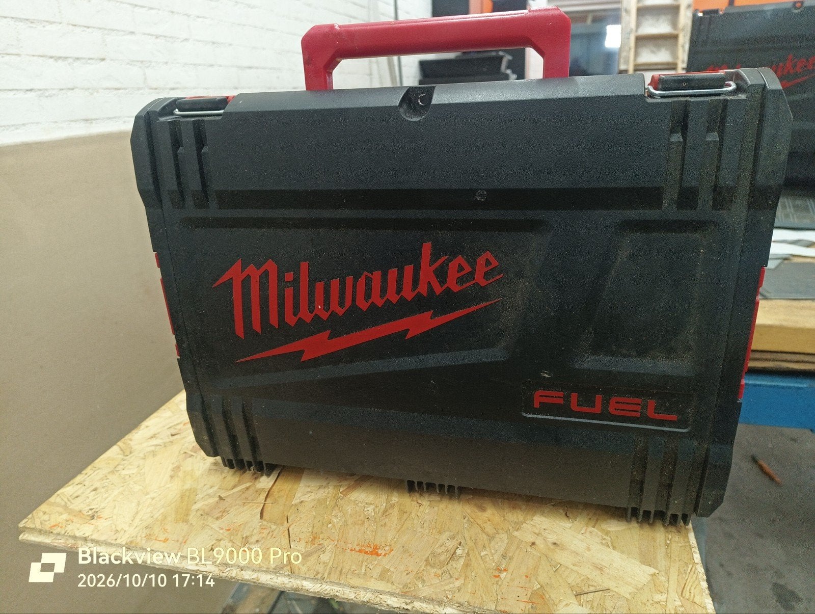Milwaukee koffers, Ophalen