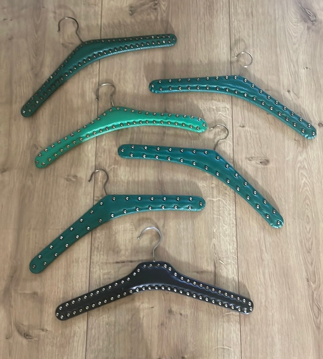 Vintage retro kledinghangers groen zwart studs 6 stuks, Ophalen of Verzenden, Zo goed als nieuw
