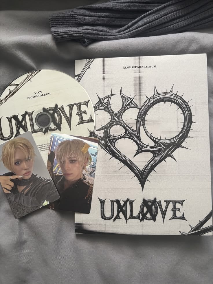 Xlow - Unlove 1st Mini Album CD met fotokaarten, K-pop, Verzenden, Zo goed als nieuw, Inclusief boekje