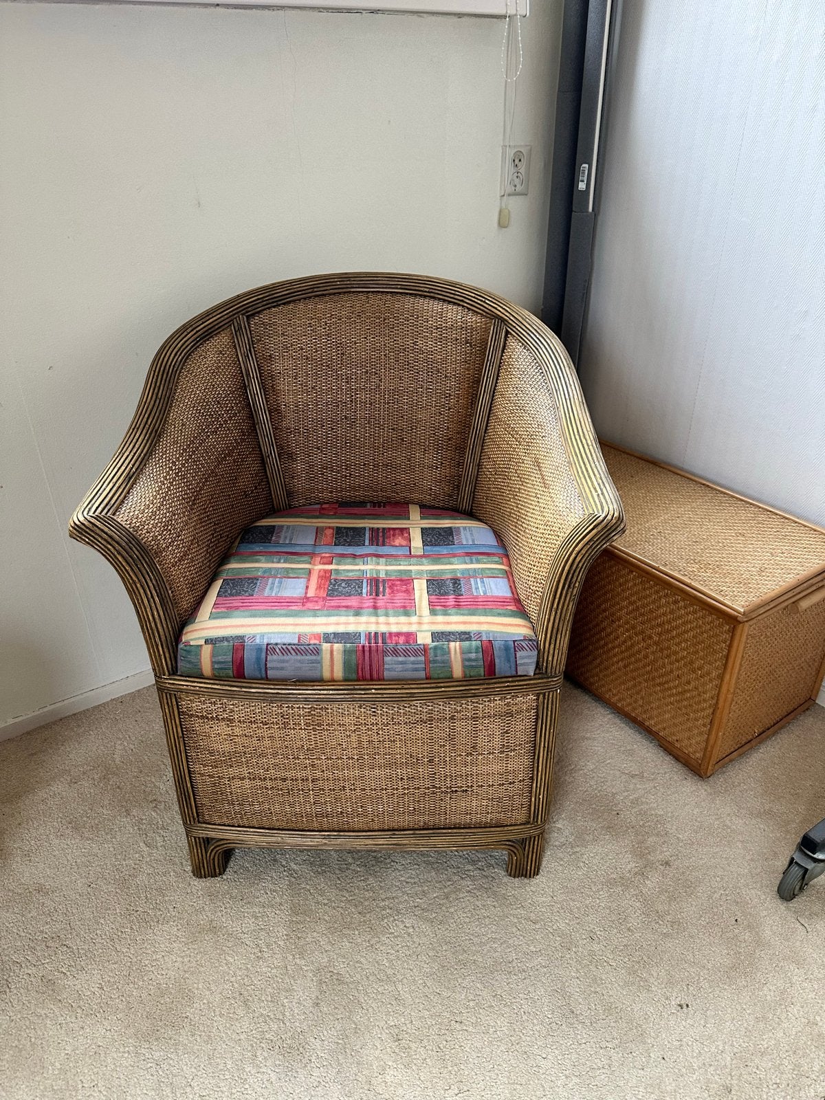 Rotan fauteuil met kleurrijk kussen, Ophalen, Gebruikt, Bruin, Riet of Rotan