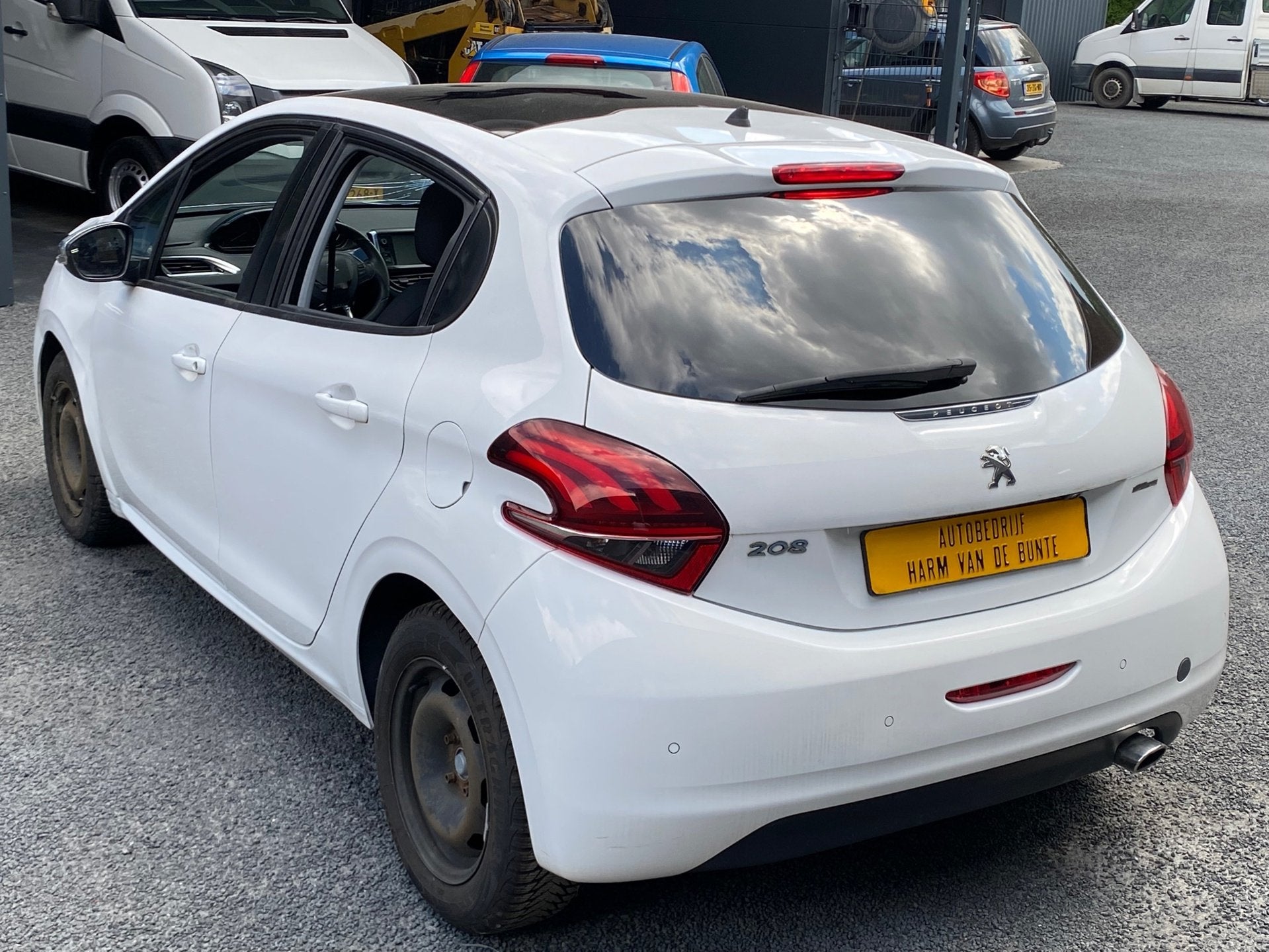 Peugeot 208 1.6 HDi STYLE PANO CRUISE NAVI CLIMA XENON LED P, Voorwielaandrijving, Gebruikt, Zwart, 4 cilinders