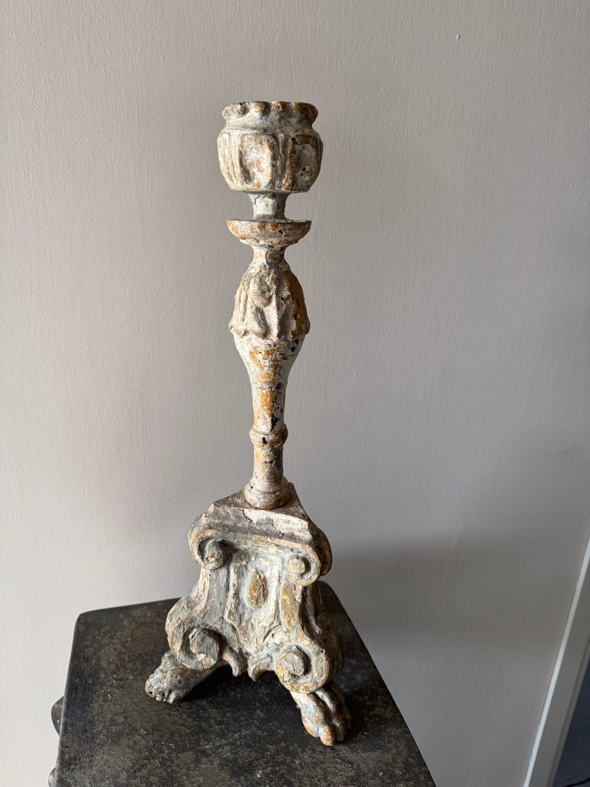 Grote antieke Italiaanse Houten kandelaar originele verf, Ophalen of Verzenden