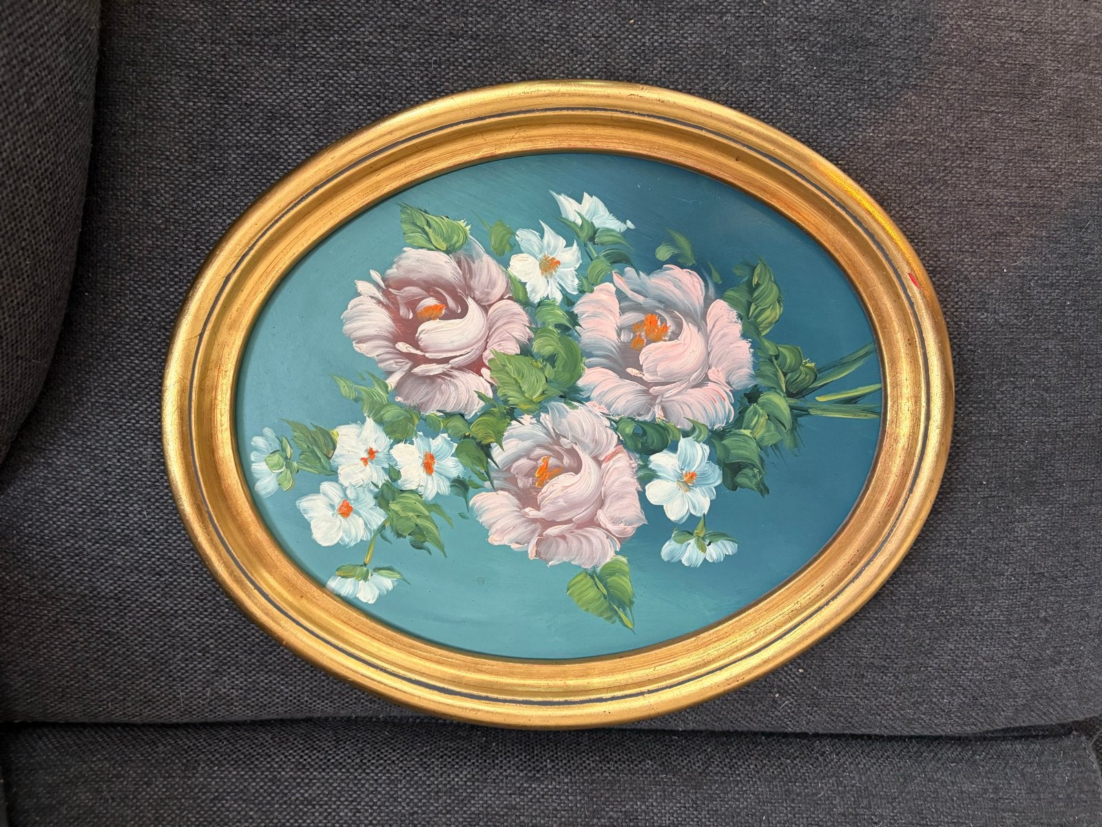 Ovaal schilderij met rozenboeket in gouden lijst, Ophalen of Verzenden