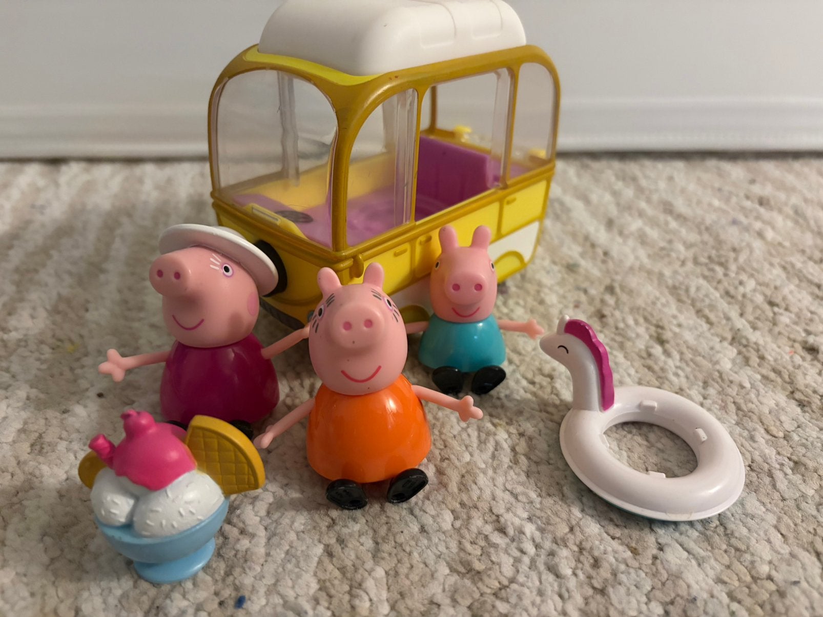 Peppa pig speelgoed bus en poppetjes, Ophalen of Verzenden, Zo goed als nieuw, Overige typen