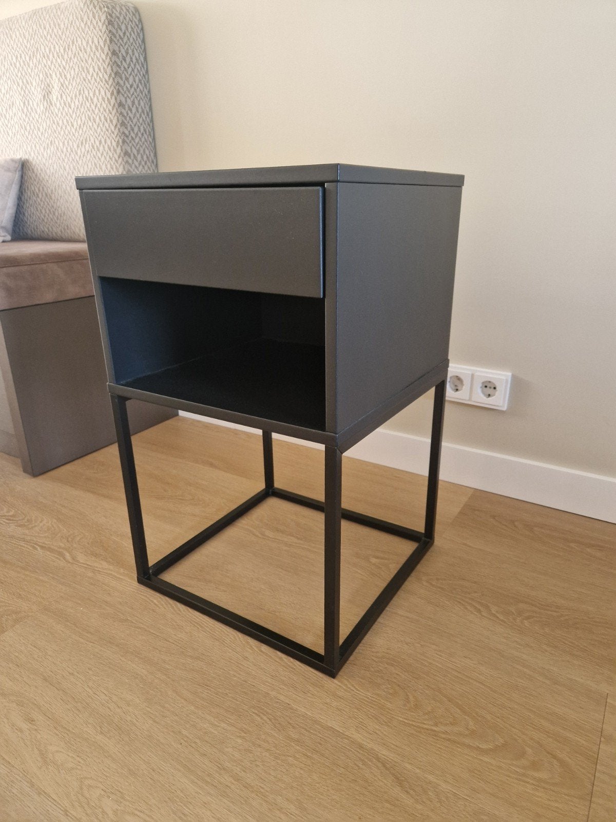 IKEA Vikhammer nachtkastje, zwart, Huis en Inrichting, Ophalen of Verzenden, Minder dan 45 cm