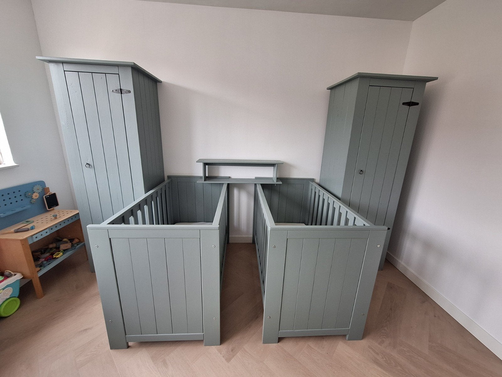 Tweeling babykamer: 2 ledikanten, 2 kledingkasten, wandplank, Kinderen en Baby's, Ophalen, Gebruikt, Jongetje of Meisje