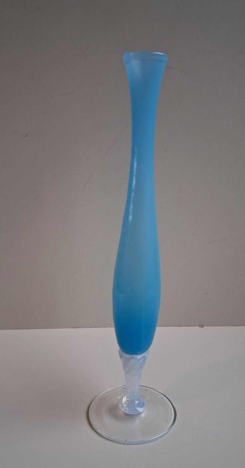 Pastel blauwe opaline vaas op parelmoer voet, Ophalen of Verzenden, Op voet