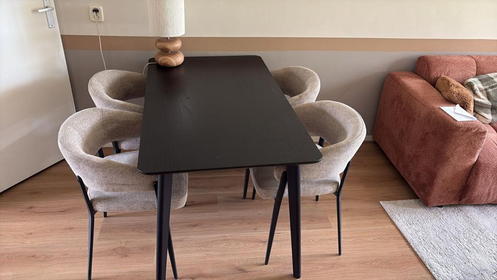 Zwarte eettafel met 4 stoelen, 100 tot 150 cm, Zo goed als nieuw, Rechthoekig, 50 tot 100 cm