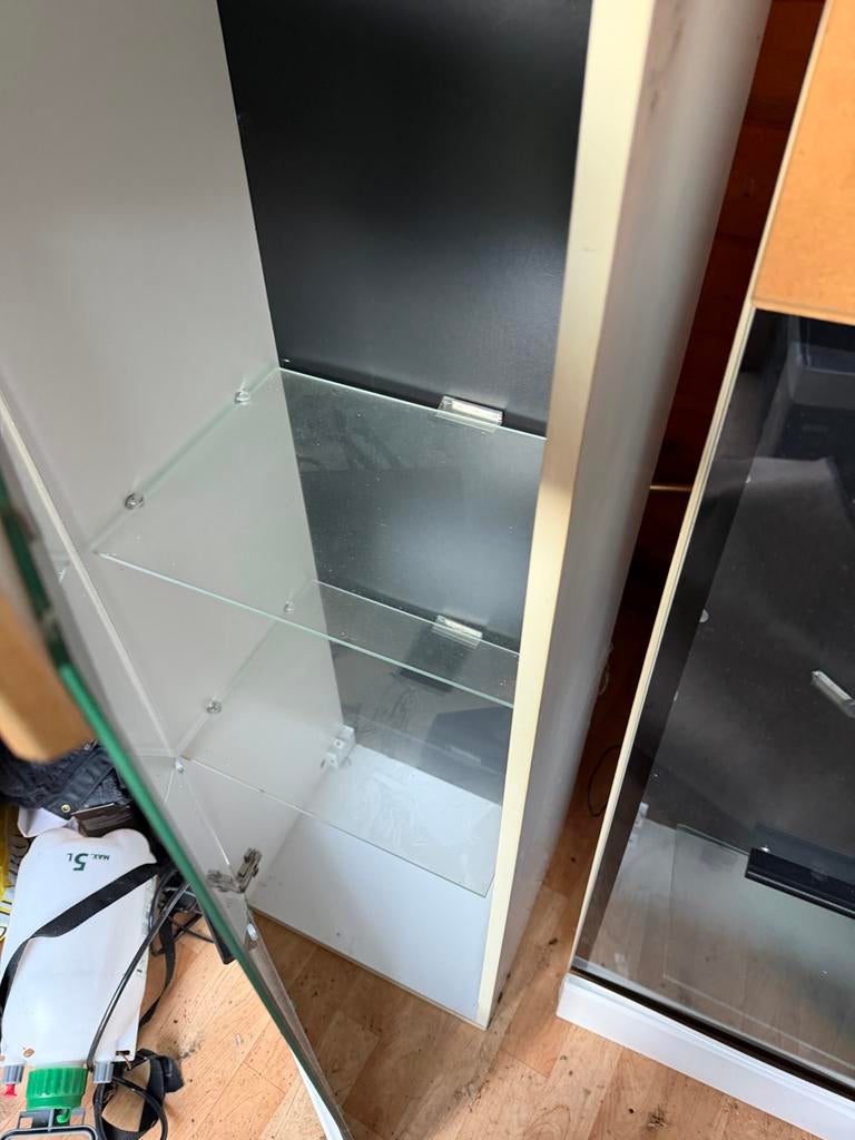 Twee vitrinekasten met glazen planken, Huis en Inrichting, Kasten | Vitrinekasten, Gebruikt, Glas, 150 tot 200 cm, 25 tot 50 cm